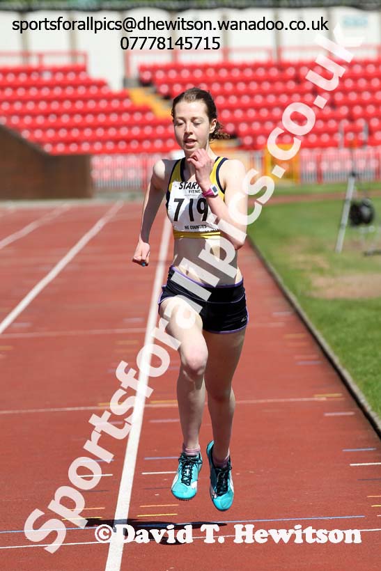 Hannah Briggs (Jarrow) under-17 womens 800 metres at the North Eastern Championships, Gateshead International Stadium.  Photos: David T. Hewitson/Sports for All Pics